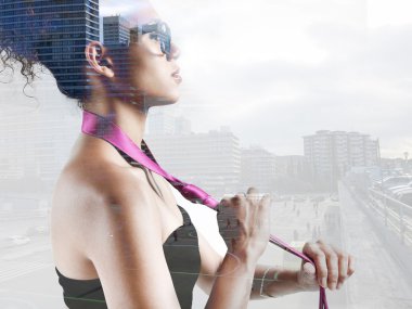 Gece kıyafeti ile oldukça genç işkadını çift pozlama.