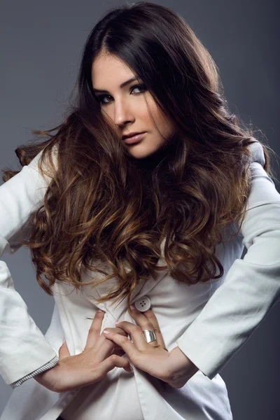 Portret van vrij jonge vrouw poseren in de studio foto. — Stockfoto