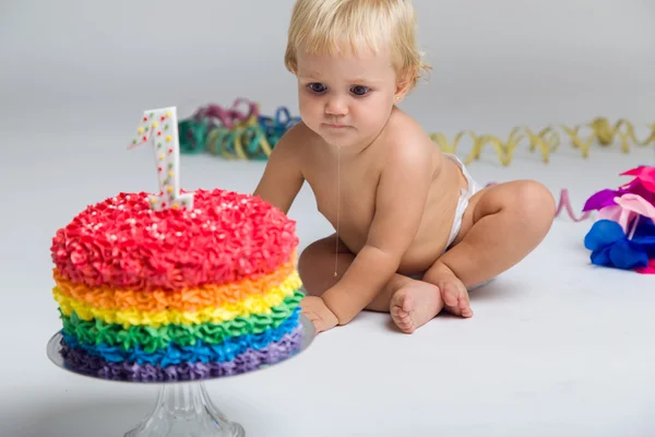 Baby girl celebrating her first birthday with gourmet cake and balloons. — Stock Photo, Image