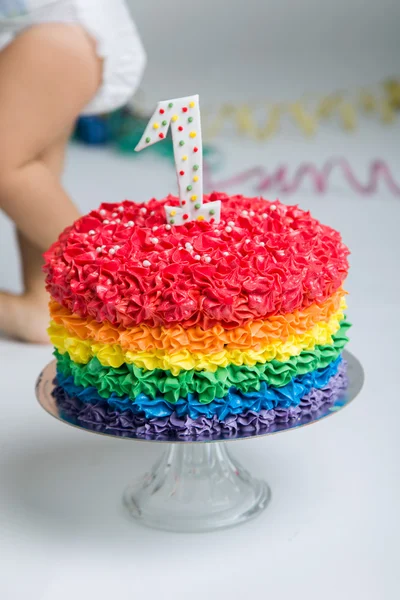 Baby girl celebrating her first birthday with gourmet cake and balloons. — Stock Photo, Image