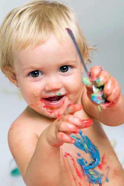 Baby girl celebrating her first birthday with gourmet cake and balloons. — Stock Photo, Image