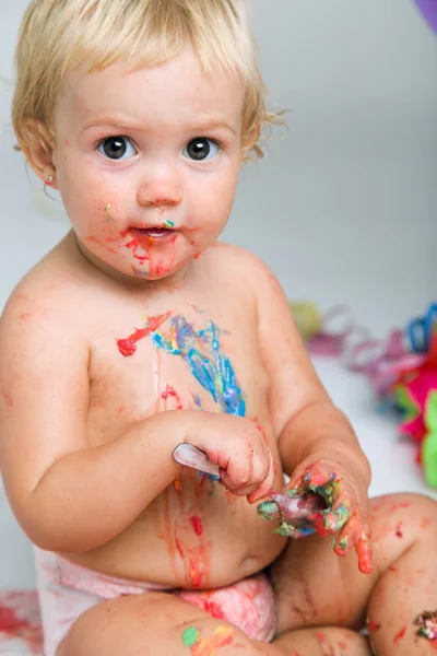 Dziewczynka z okazji jej pierwsze urodziny tort dla smakoszy i balony. — Zdjęcie stockowe