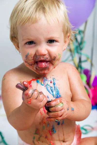 Κοριτσάκι που γιορτάζει τα πρώτα γενέθλιά της με γκουρμέ κέικ και μπαλόνια. — Φωτογραφία Αρχείου