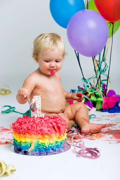 Baby girl celebrating her first birthday with gourmet cake and balloons. — Stock Photo, Image