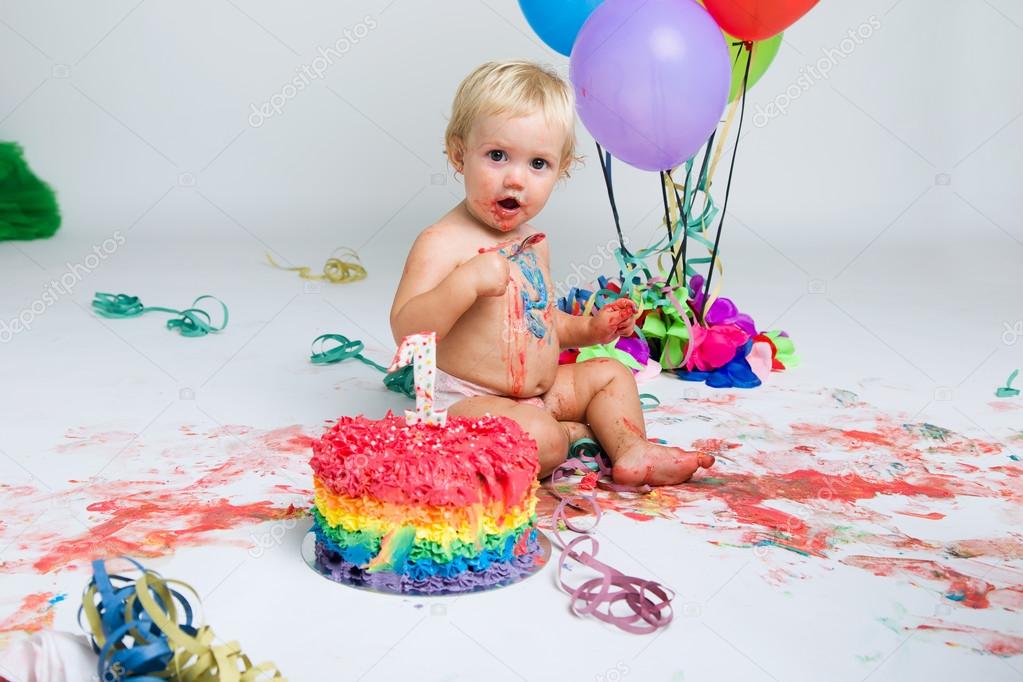 Dibujos animados bebé sosteniendo pastel de cumpleaños un año