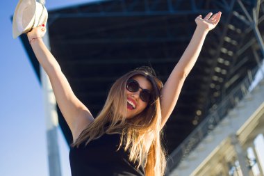 Sokağın ortasında gülümseyen sevimli genç kadın moda portre.