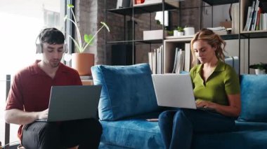İş adamlarının birlikte çalıştıkları bir koltukta dizüstü bilgisayarla çalıştıkları videolar.