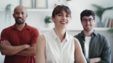 İş yerinde çalışırken kameraya bakan sıradan iş adamlarının videosu.