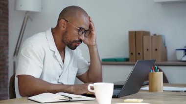 Ofiste bilgisayarla çalışırken gergin görünen iş adamının videosu.