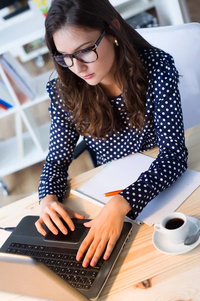 美しい若い女性彼女のオフィスでノート パソコンでの作業. — ストック写真