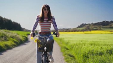 Tecavüze uğramış tarlada bisiklet sürerken akıllı telefonuyla fotoğraf çeken güzel bir kadının videosu..