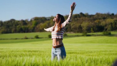 Genç ve güzel bir kadının baharın tadını çıkardığı bir video..