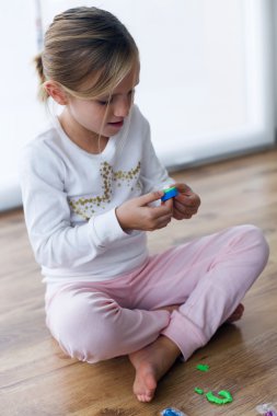 Evde tatlılar ile oynayan güzel çocuk.