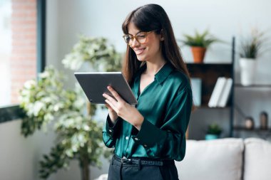 Ofisinde dikilirken dijital masa kullanan kadın psikolog.