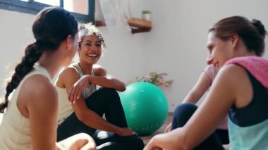 Yoga dersinden sonra konuşan ve eğlenen bir grup bayan sporcunun videosu.