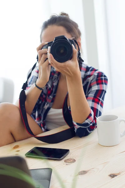 Young woman photographer taking a photography in the studio. — Stock Photo, Image