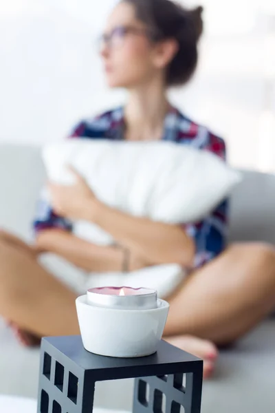 Schöne junge Frau entspannt sich zu Hause auf dem Sofa. — Stockfoto