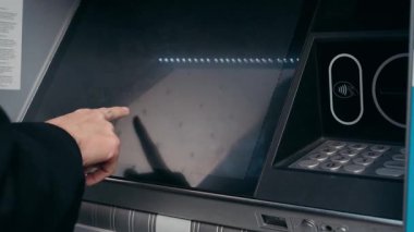 Şehirdeki ATM 'den para çeken bir kadının yakın çekim videosu.