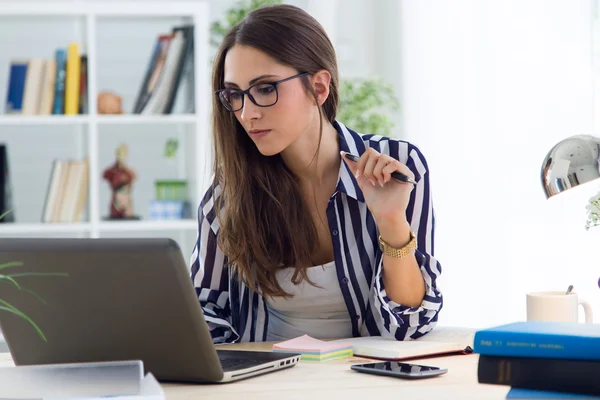 Vacker ung kvinna som arbetar på kontoret. — Stockfoto