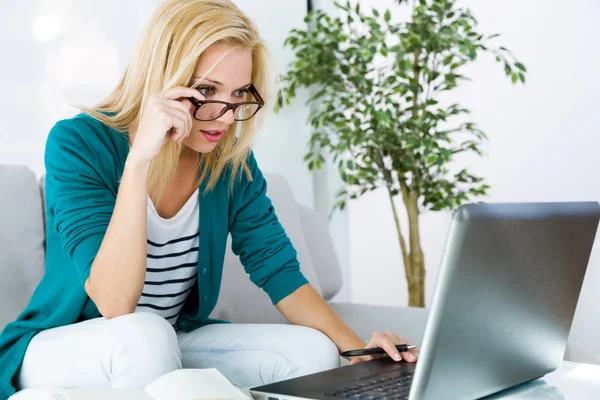 Bella giovane donna che lavora con il computer portatile a casa . — Foto Stock