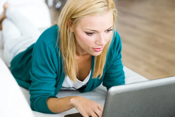 Pretty young woman working with laptop at home. — Stock Photo, Image