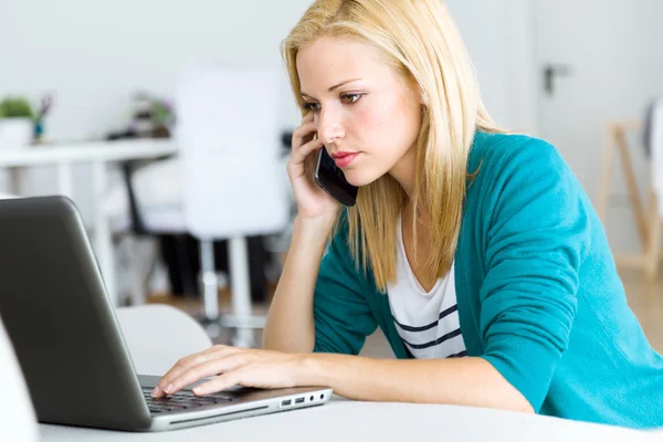 Mulher muito jovem trabalhando com laptop em casa . — Fotografia de Stock