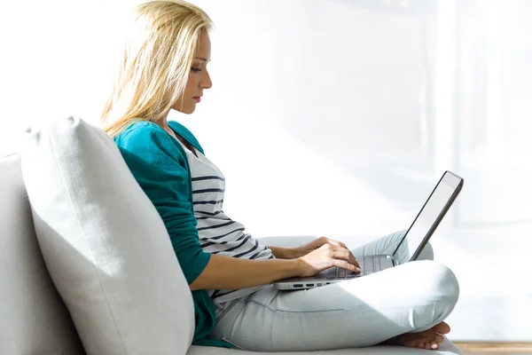 Hezká mladá žena, pracující s laptop doma. — Stock fotografie