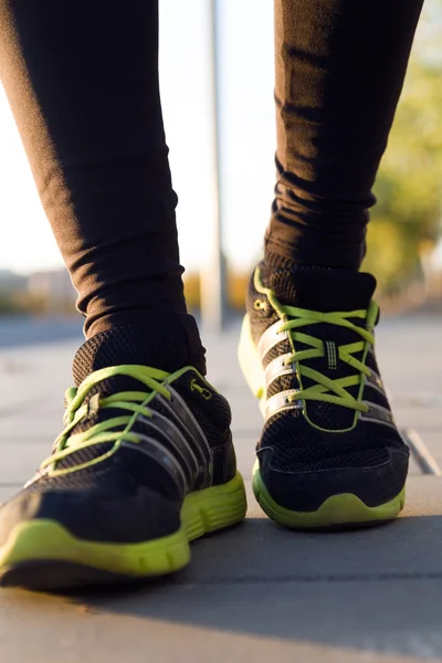 Männerschuhe laufen auf dem Asphalt, im Hintergrund der Himmel. — Stockfoto