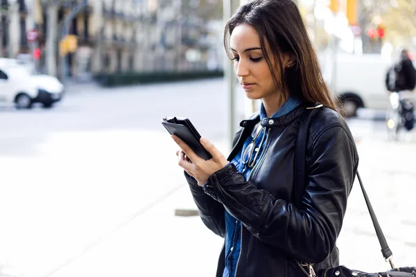 Sokakta cep telefonu kullanan güzel genç kadın. — Stok fotoğraf