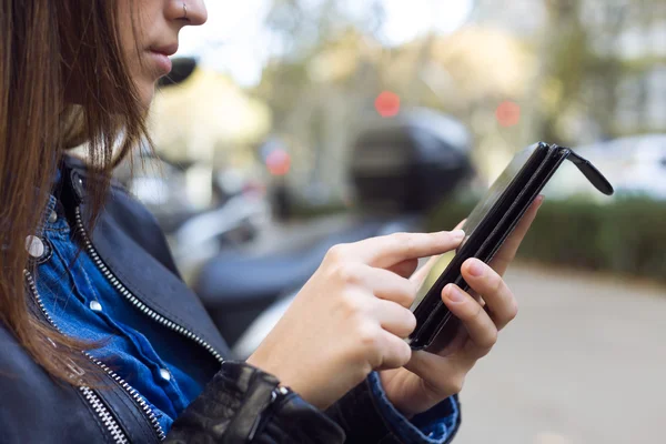 Hermosa joven usando su teléfono móvil en la calle . — Foto de Stock