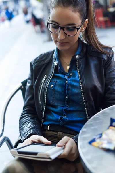 Hermosa joven leyendo un libro en la calle . — Foto de Stock