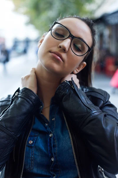 Beautiful young woman with neck pain in the street. — Stock Photo, Image