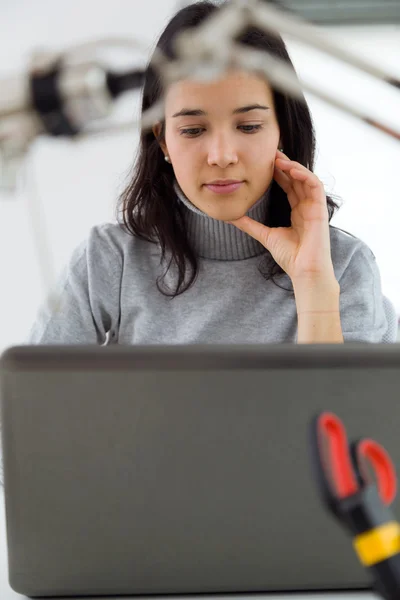 Vacker ung kvinna använder sin bärbara dator hemma. — Stockfoto