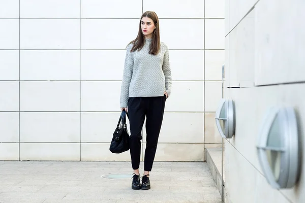 Portrait of beautiful young woman posing in the street. — Stock Photo, Image