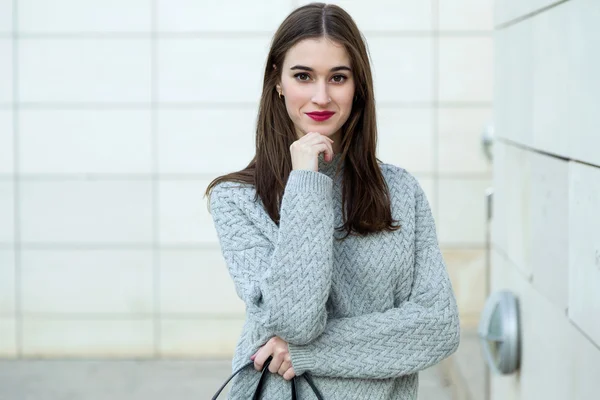 Portrait of beautiful young woman posing in the street. — Stock Photo, Image