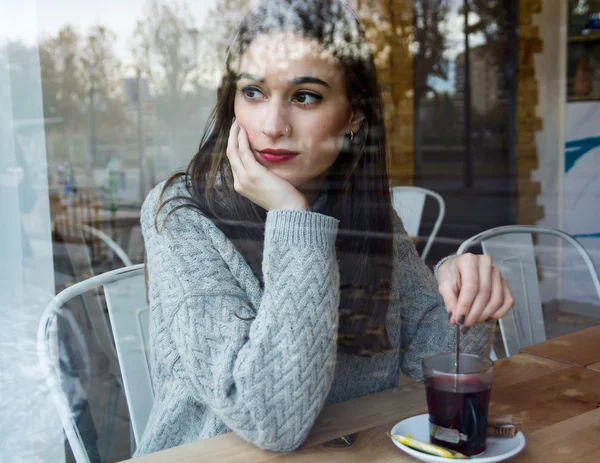 Красивая молодая женщина пьет чай в кофейне . — стоковое фото