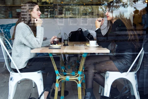 Belles jeunes femmes buvant du thé dans un café . — Photo