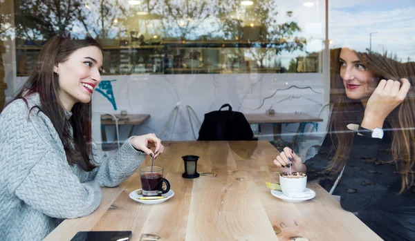Krásné mladé ženy pít čaj v kavárně. — Stock fotografie