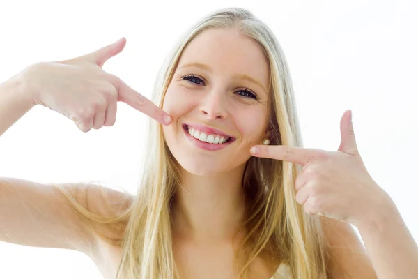 Schöne junge Frau mit perfektem Lächeln. isoliert auf weiß. — Stockfoto