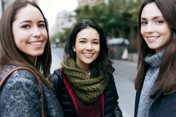 Retrato de tres mujeres hermosas jóvenes hablando y riendo . — Foto de Stock