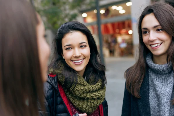 Retrato de três jovens mulheres bonitas falando e rindo . — Fotografia de Stock