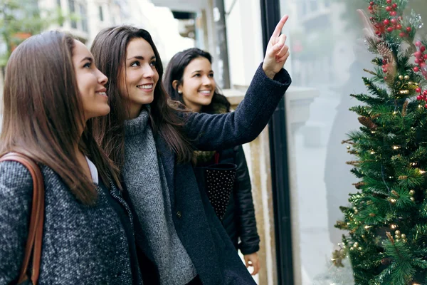 Portrait de trois jeunes belles femmes regardant le vent de la boutique — Photo