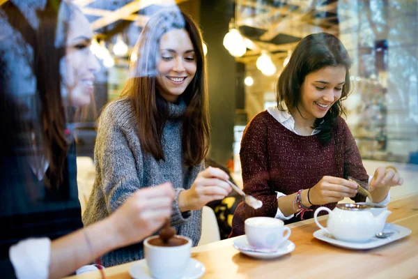 Três jovens mulheres bonitas bebendo café na cafetaria . — Fotografia de Stock