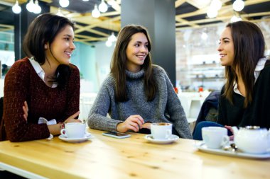 Üç genç güzel kadın Cafe shop kahve içme.