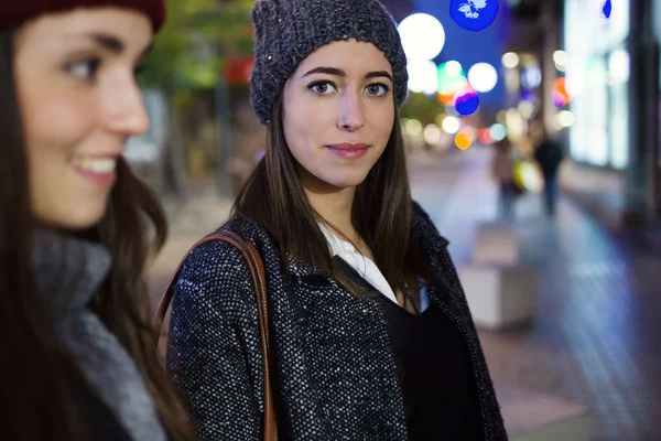 Hermosa joven mujer mirando a la cámara en la noche . —  Fotos de Stock