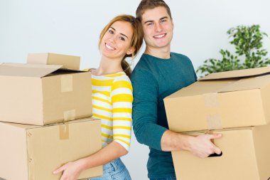 Oldukça genç çift yeni ev taşıma.