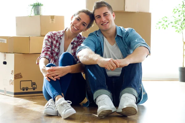 Schönes junges Paar zieht in neues Zuhause. — Stockfoto