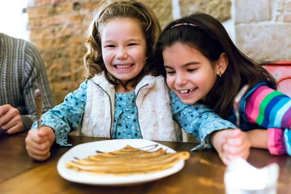 Szczęśliwe młode rodziny posiadające śniadanie w kawiarni. — Zdjęcie stockowe