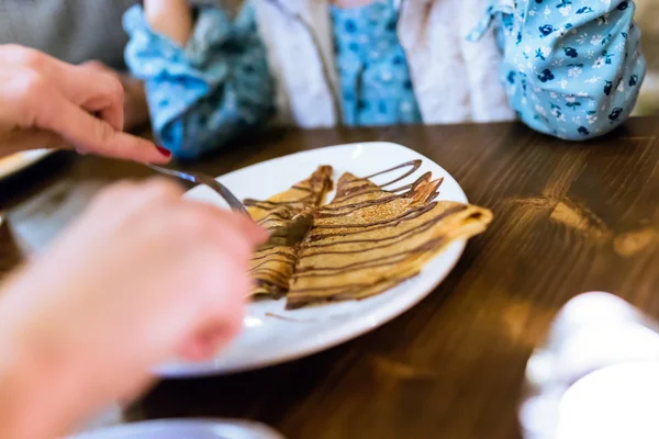 カフェで朝食を食べて幸せな若い家族. — ストック写真