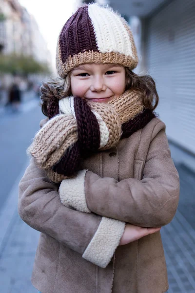 Felice giovane ragazza in posa in strada . — Foto Stock